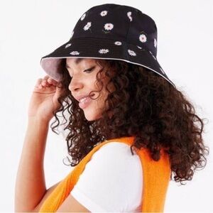 ALICE + OLIVIA Daisy Design Reversible Bucket Hat